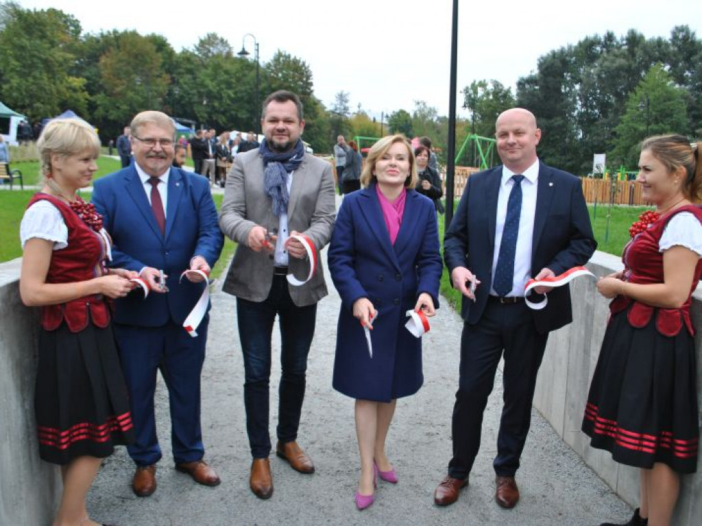 Skalne ściany, a w tle średniowieczne mury. Polskie Carcassonne ma nowy park miejski [zdjęcia]