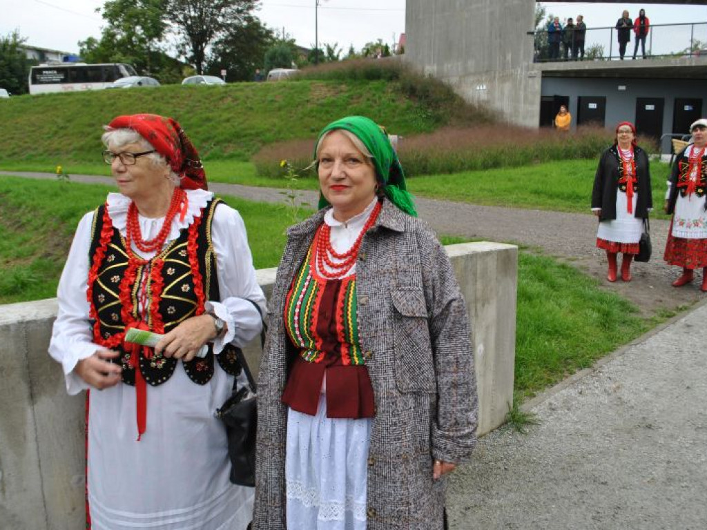 Skalne ściany, a w tle średniowieczne mury. Polskie Carcassonne ma nowy park miejski [zdjęcia]