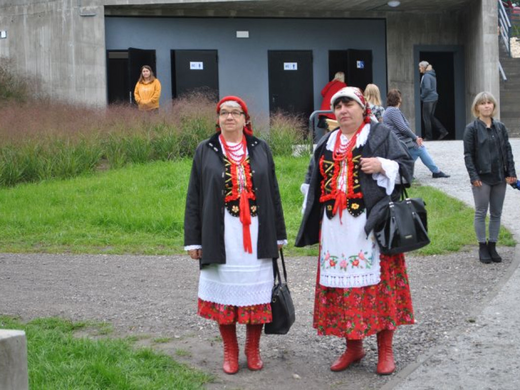 Skalne ściany, a w tle średniowieczne mury. Polskie Carcassonne ma nowy park miejski [zdjęcia]