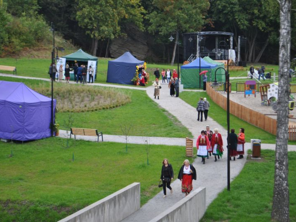 Skalne ściany, a w tle średniowieczne mury. Polskie Carcassonne ma nowy park miejski [zdjęcia]