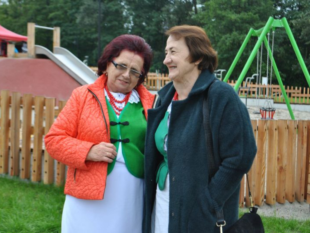 Skalne ściany, a w tle średniowieczne mury. Polskie Carcassonne ma nowy park miejski [zdjęcia]