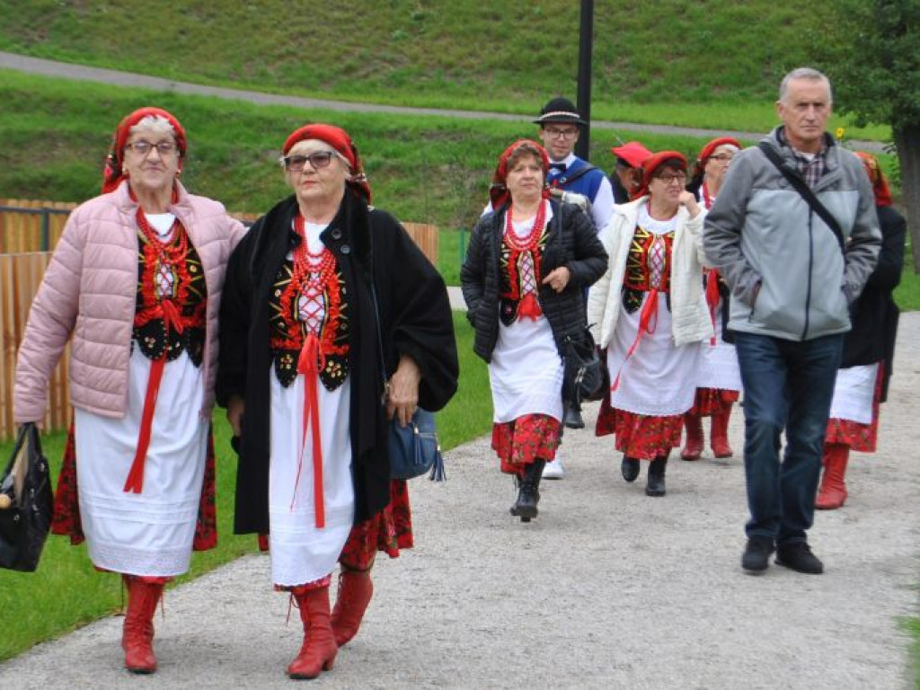Skalne ściany, a w tle średniowieczne mury. Polskie Carcassonne ma nowy park miejski [zdjęcia]
