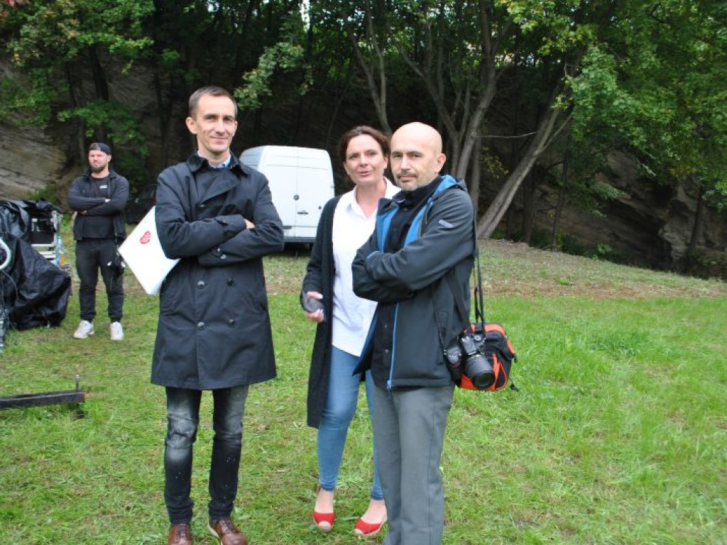 Skalne ściany, a w tle średniowieczne mury. Polskie Carcassonne ma nowy park miejski [zdjęcia]