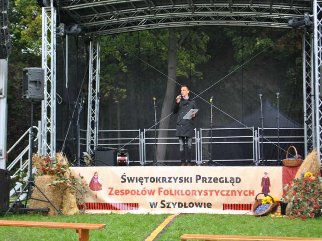 Skalne ściany, a w tle średniowieczne mury. Polskie Carcassonne ma nowy park miejski [zdjęcia]