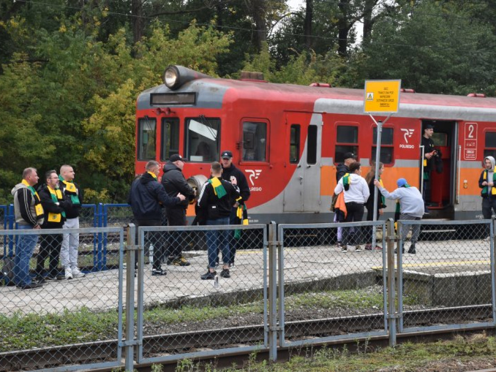 Kibice Siarki Tarnobrzeg pojechali na mecz do Lublina wynajętym pociągiem [zdjęcia]