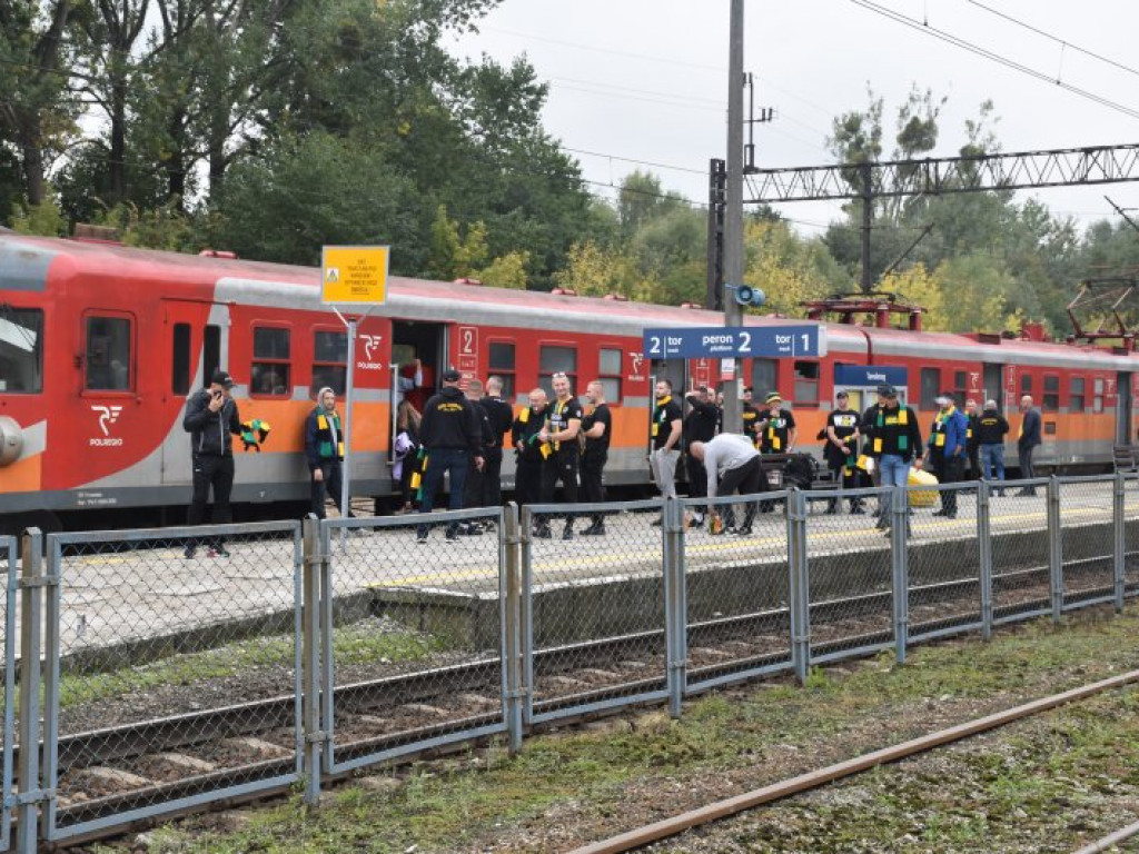 Kibice Siarki Tarnobrzeg pojechali na mecz do Lublina wynajętym pociągiem [zdjęcia]