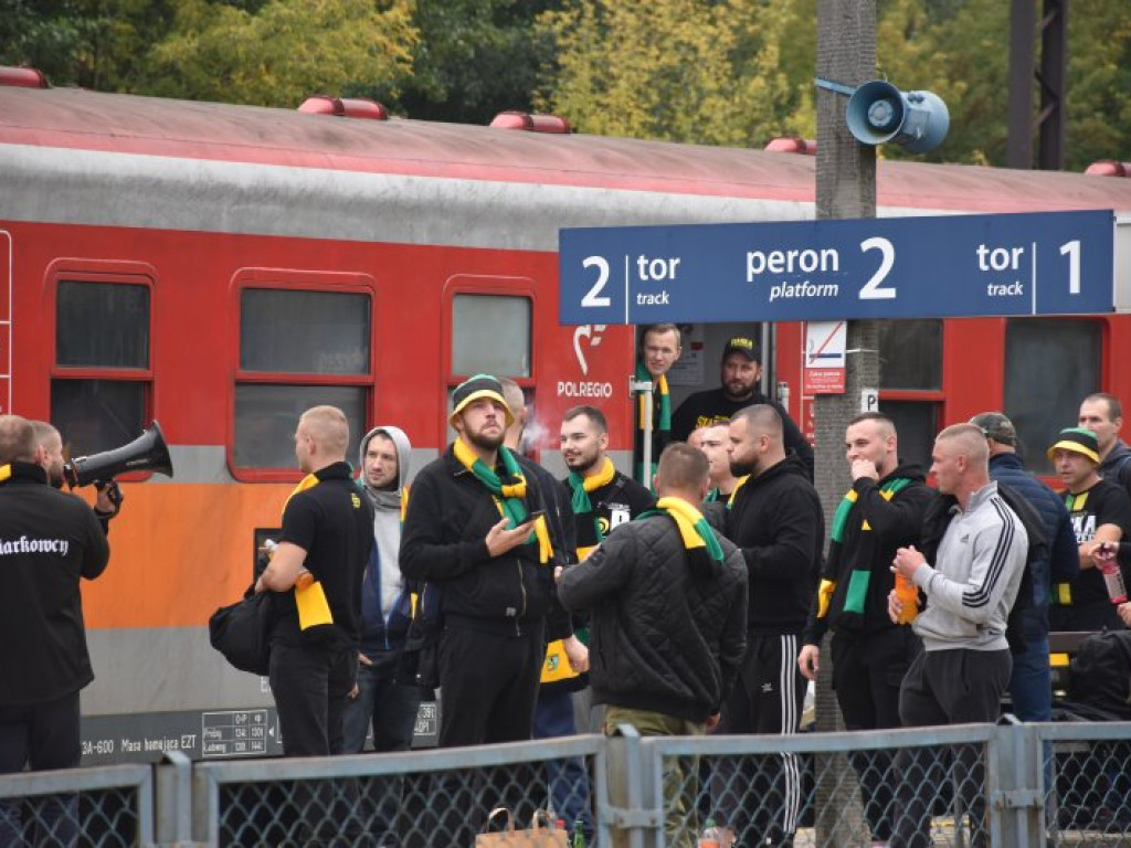 Kibice Siarki Tarnobrzeg pojechali na mecz do Lublina wynajętym pociągiem [zdjęcia]