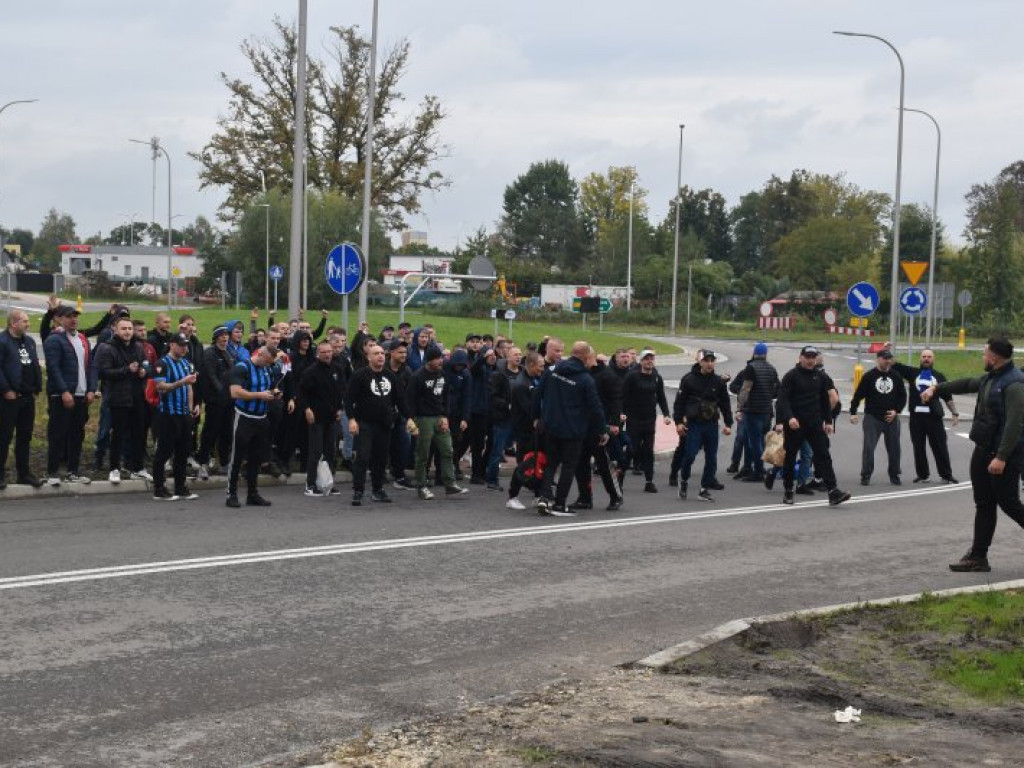 Kibice Siarki Tarnobrzeg pojechali na mecz do Lublina wynajętym pociągiem [zdjęcia]