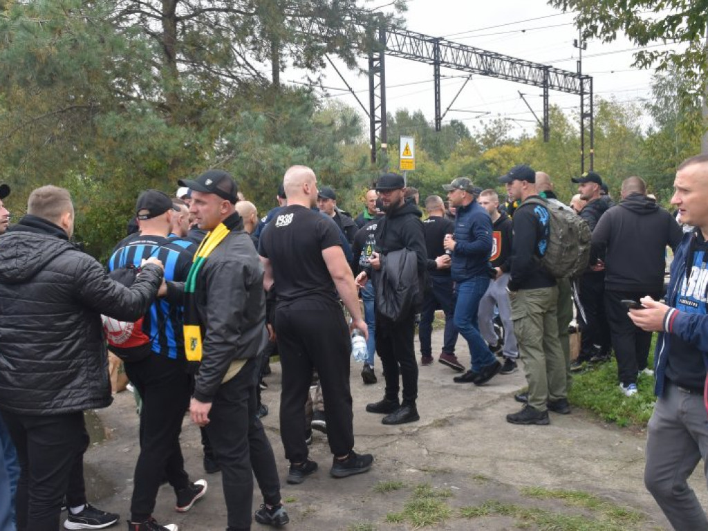 Kibice Siarki Tarnobrzeg pojechali na mecz do Lublina wynajętym pociągiem [zdjęcia]