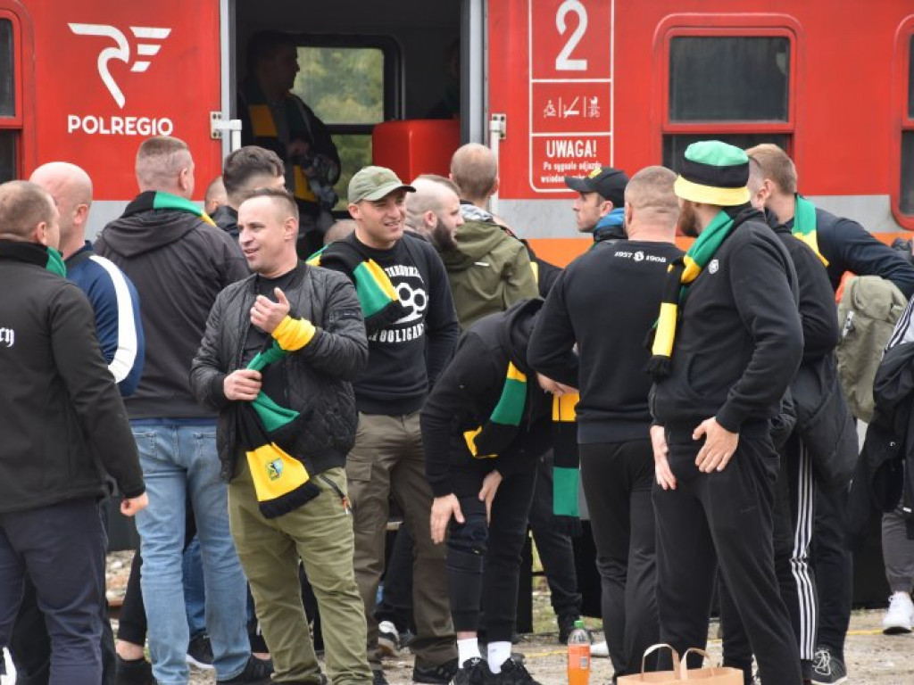 Kibice Siarki Tarnobrzeg pojechali na mecz do Lublina wynajętym pociągiem [zdjęcia]