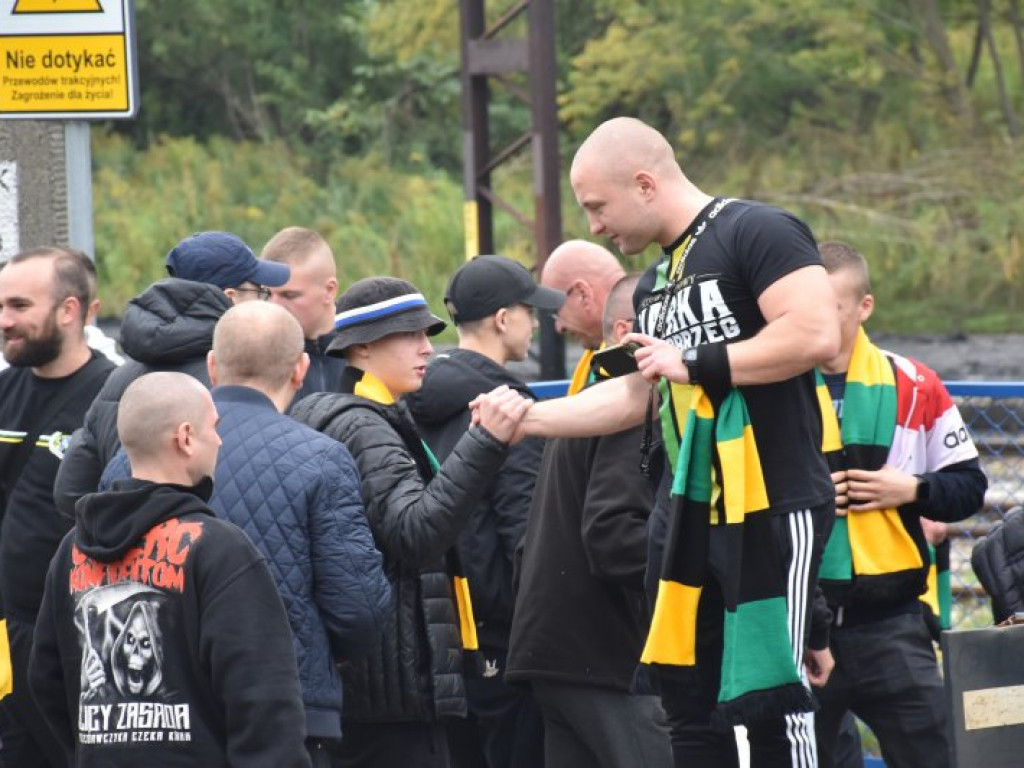 Kibice Siarki Tarnobrzeg pojechali na mecz do Lublina wynajętym pociągiem [zdjęcia]