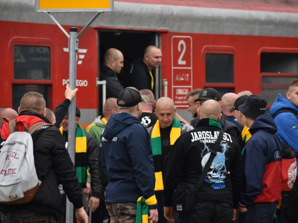 Kibice Siarki Tarnobrzeg pojechali na mecz do Lublina wynajętym pociągiem [zdjęcia]