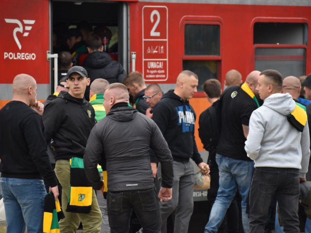 Kibice Siarki Tarnobrzeg pojechali na mecz do Lublina wynajętym pociągiem [zdjęcia]