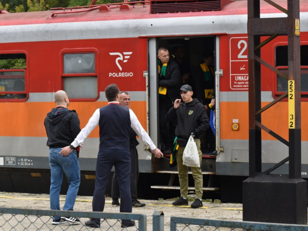 Kibice Siarki Tarnobrzeg pojechali na mecz do Lublina wynajętym pociągiem [zdjęcia]