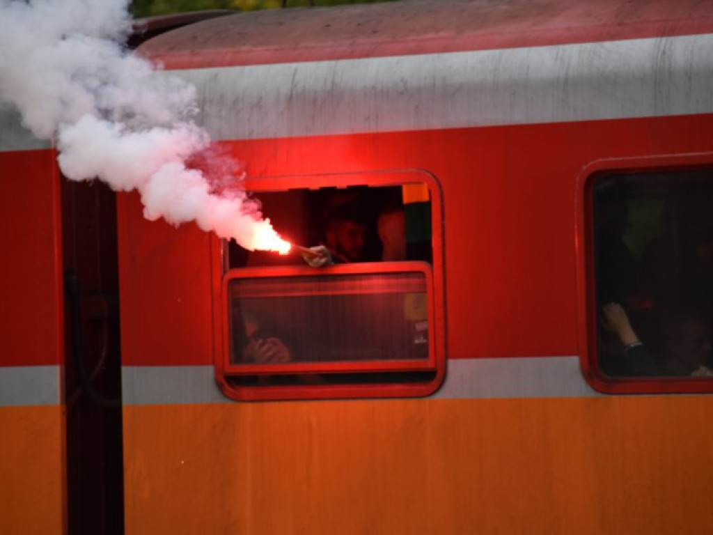 Kibice Siarki Tarnobrzeg pojechali na mecz do Lublina wynajętym pociągiem [zdjęcia]