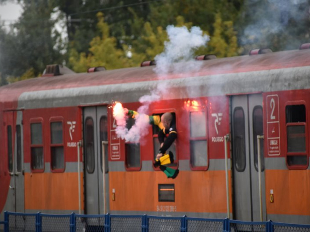 Kibice Siarki Tarnobrzeg pojechali na mecz do Lublina wynajętym pociągiem [zdjęcia]