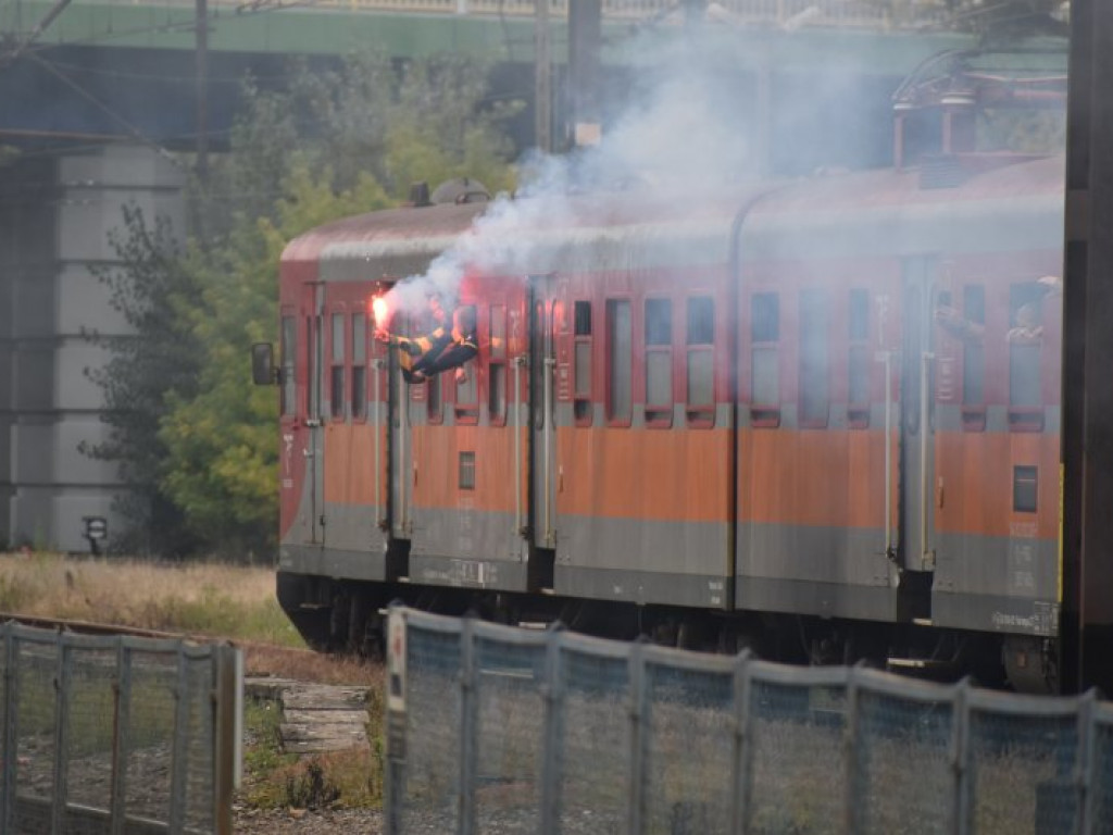 Kibice Siarki Tarnobrzeg pojechali na mecz do Lublina wynajętym pociągiem [zdjęcia]