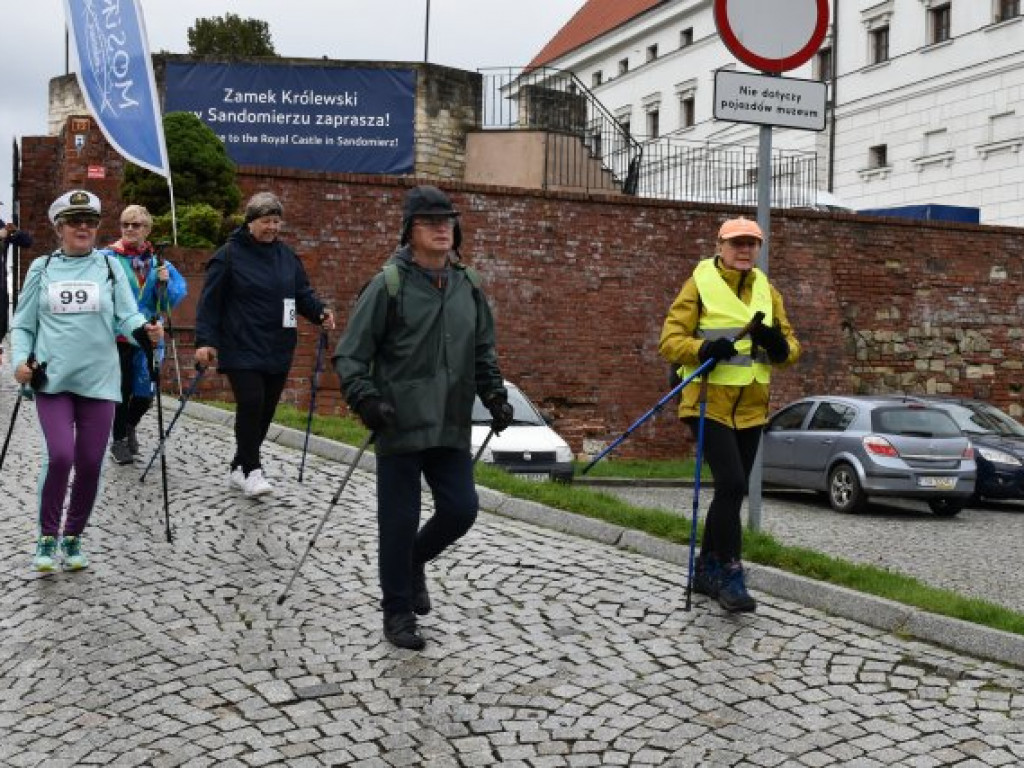 IV Jarski Bieg na Zdrowie z Sandomierza do Andruszkowic. Rywalizacja, a po niej piknik z wegańskimi smakołykami [zdjęcia]