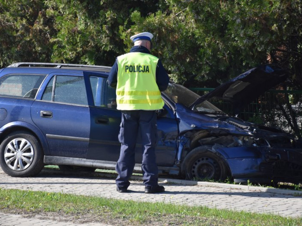 Wypadek w Tarnobrzegu, jedna osoba trafiła do szpitala [zdjęcia]