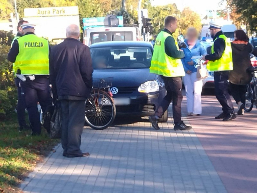 Potrącenie rowerzystki w Tarnobrzegu, kobieta trafiła do szpitala [zdjęcia]