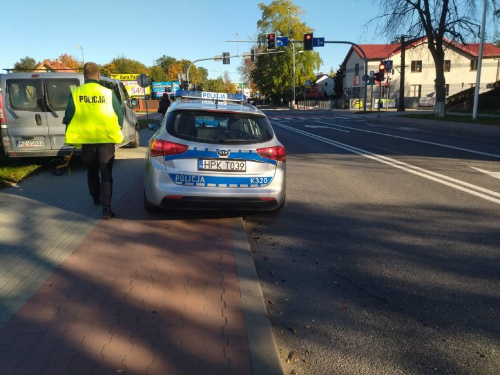 Potrącenie rowerzystki w Tarnobrzegu, kobieta trafiła do szpitala [zdjęcia]