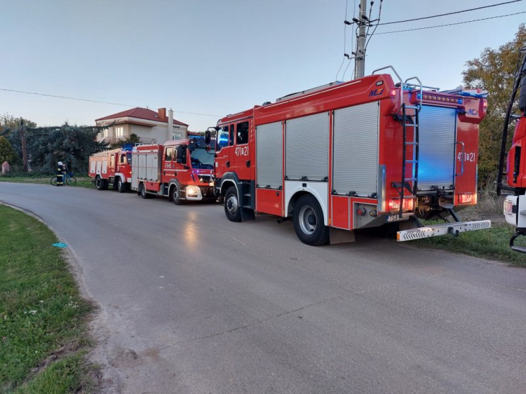 Pow. sandomierski. Wypadek przy zbiorach. Z ciągnika i platformy spadło kilka osób! [zdjęcia]