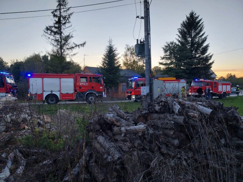 Pow. sandomierski. Wypadek przy zbiorach. Z ciągnika i platformy spadło kilka osób! [zdjęcia]