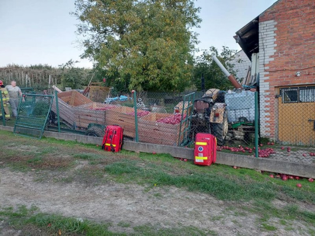 Pow. sandomierski. Wypadek przy zbiorach. Z ciągnika i platformy spadło kilka osób! [zdjęcia]