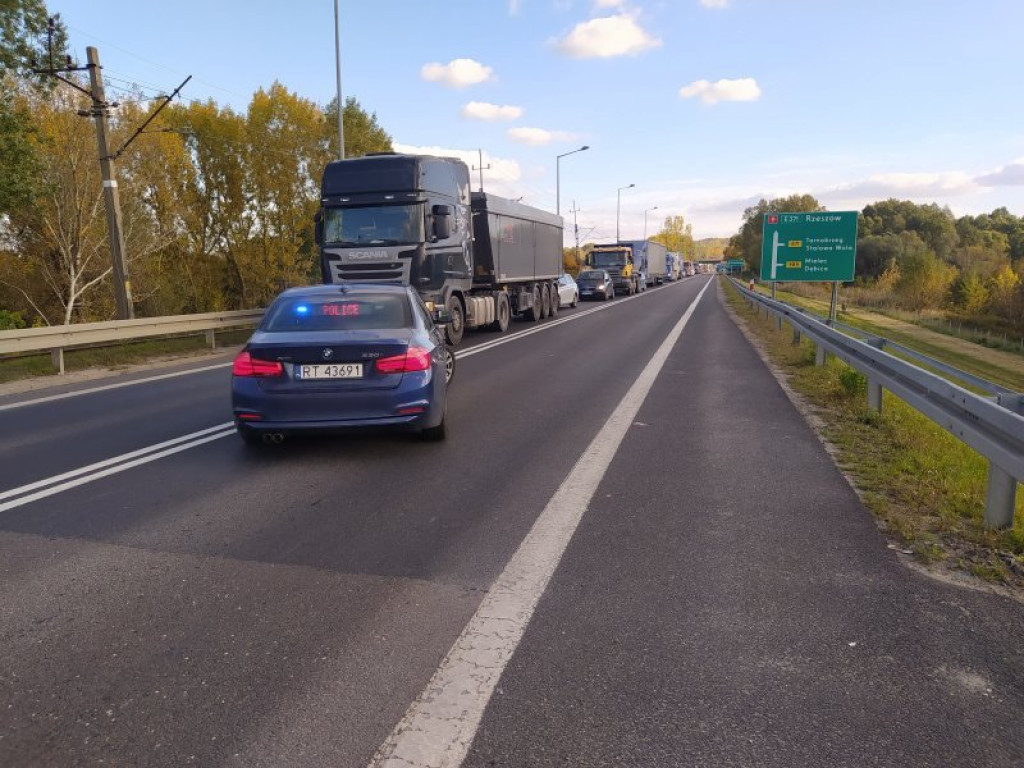 Olbrzymie korki po wypadku na moście w Nagnajowie [zdjęcia]