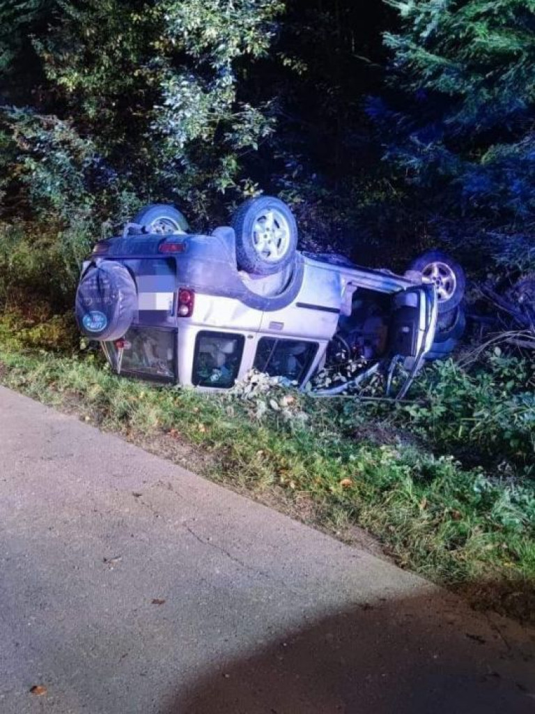 Auto dachowało w rowie. W środku był kompletnie pijany mężczyzna. Kierowcy policja szukała z pomocą psa tropiącego [zdjęcia]