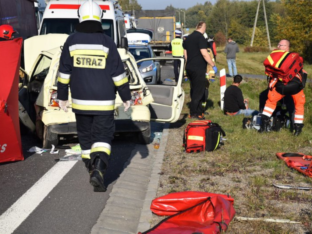 Wypadek na wiadukcie w Chmielowie. Droga krajowa nr 9 zablokowana [zdjęcia]
