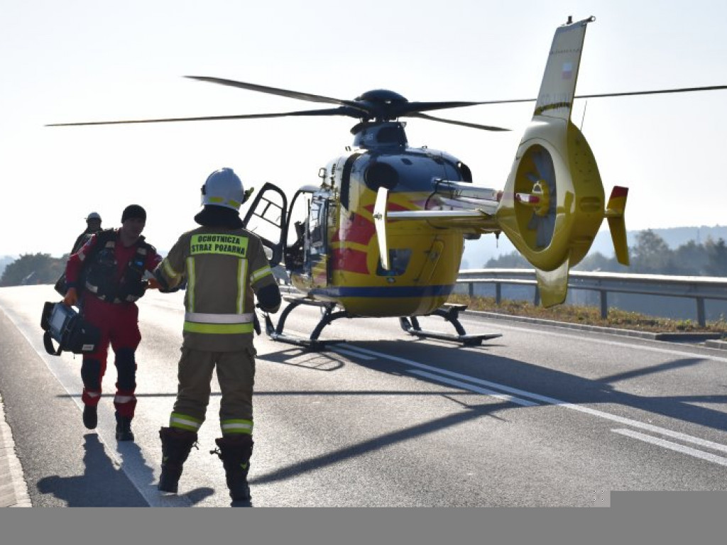 Wypadek na wiadukcie w Chmielowie. Droga krajowa nr 9 zablokowana [zdjęcia]