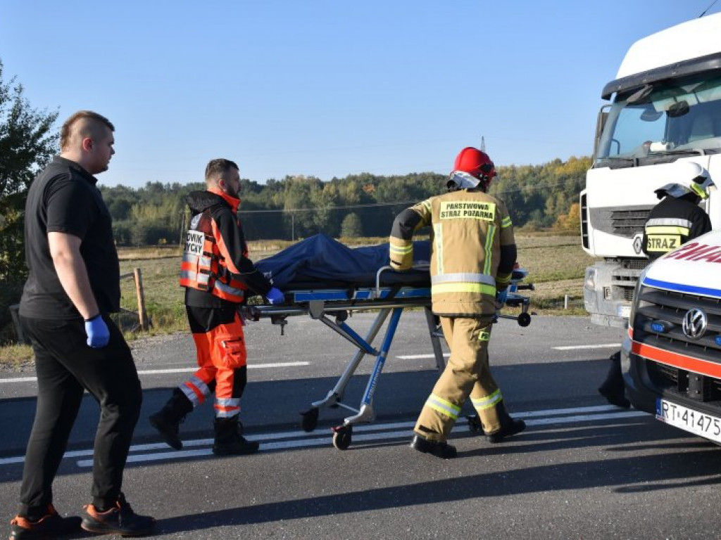 Wypadek na wiadukcie w Chmielowie. Droga krajowa nr 9 zablokowana [zdjęcia]