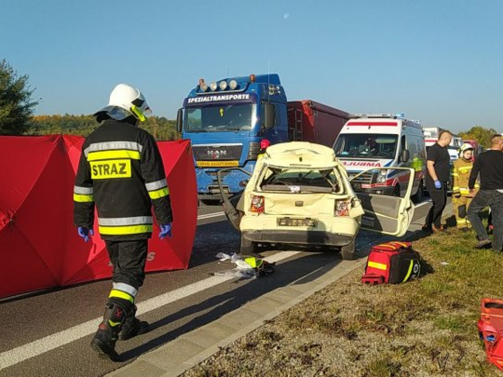 Wypadek na wiadukcie w Chmielowie. Droga krajowa nr 9 zablokowana [zdjęcia]