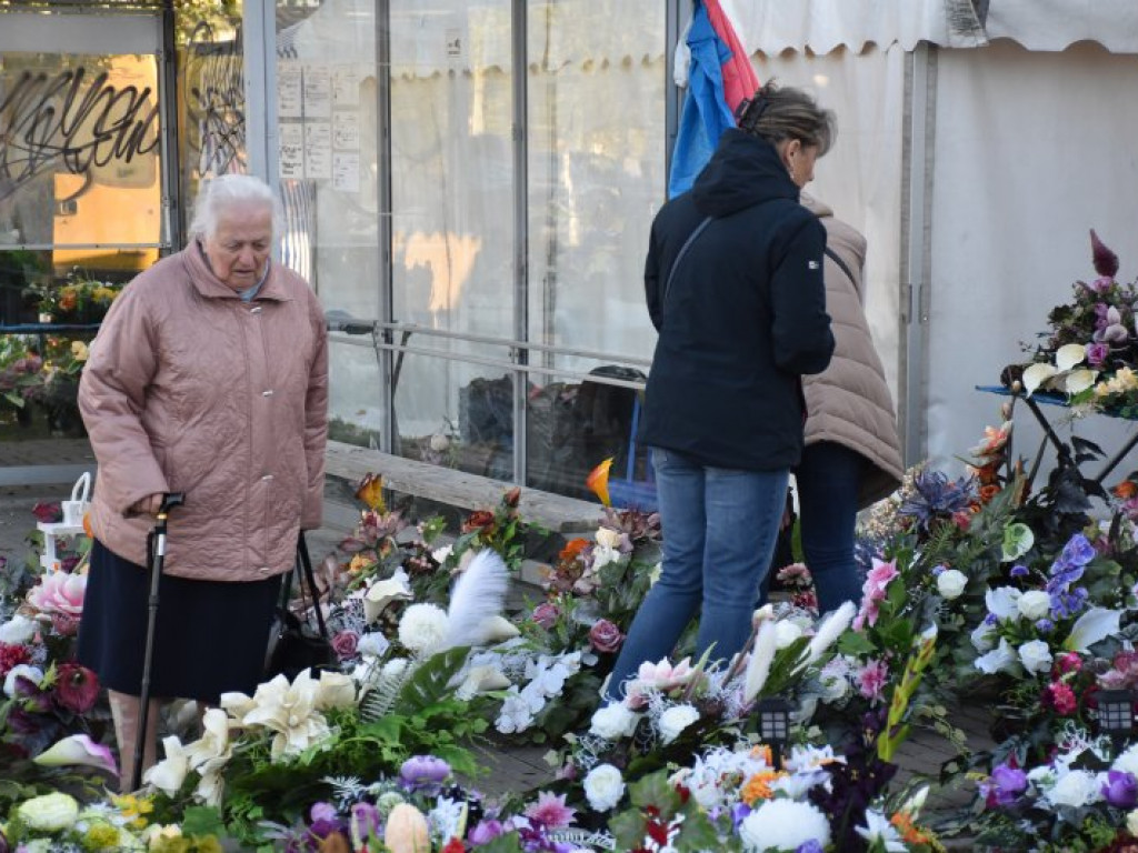 Zbliża się Święto Zmarłych. Zobacz, jakie ozdoby i znicze można kupić na targu w Tarnobrzegu [zdjęcia]