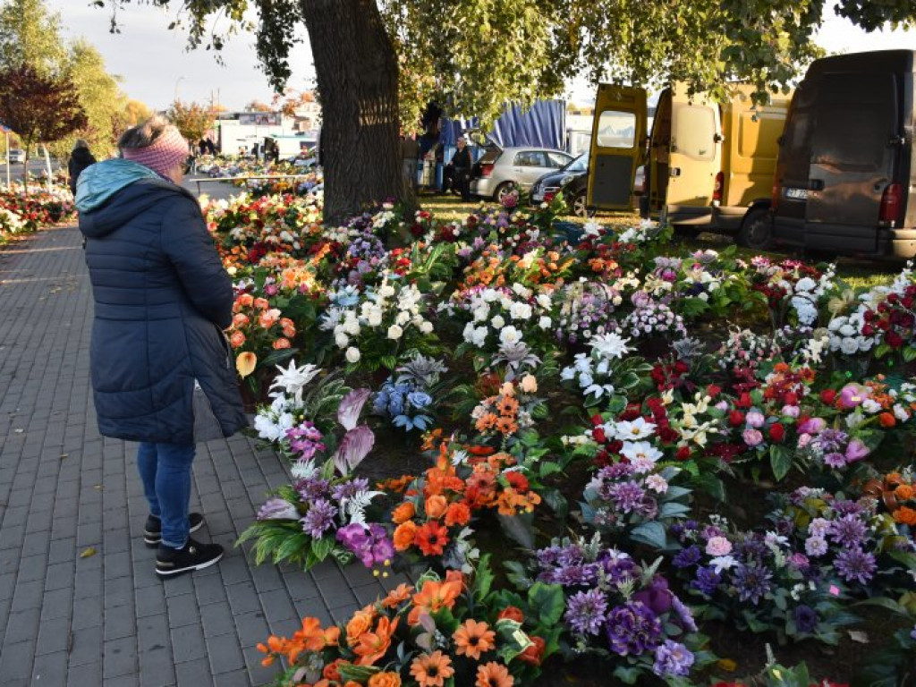 Zbliża się Święto Zmarłych. Zobacz, jakie ozdoby i znicze można kupić na targu w Tarnobrzegu [zdjęcia]