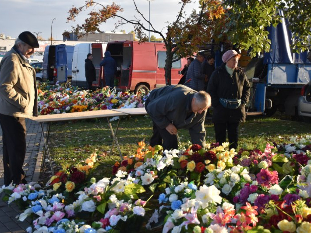 Zbliża się Święto Zmarłych. Zobacz, jakie ozdoby i znicze można kupić na targu w Tarnobrzegu [zdjęcia]