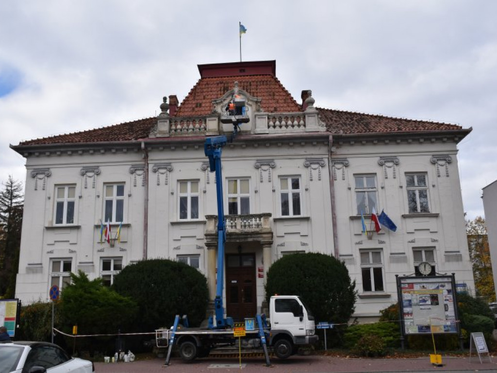 Herb na Urzędzie Miasta w Tarnobrzegu będzie jak nowy [zdjęcia]