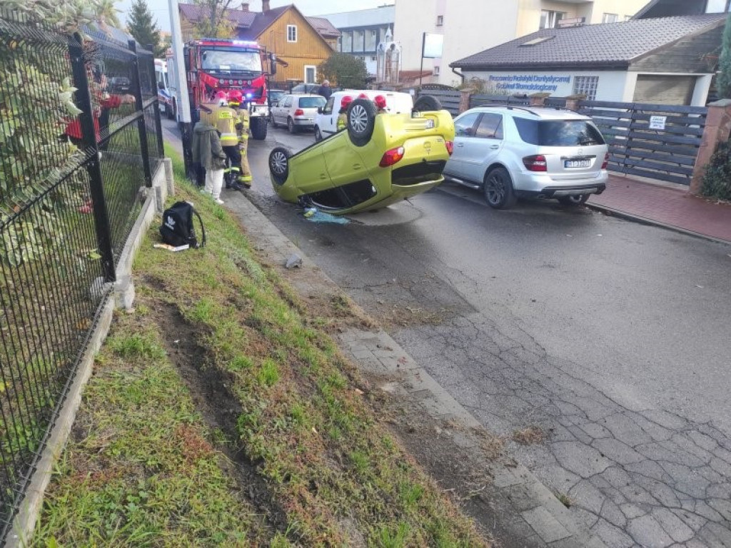 Groźne dachowanie w Tarnobrzegu, kobieta trafiła do szpitala [zdjęcia]