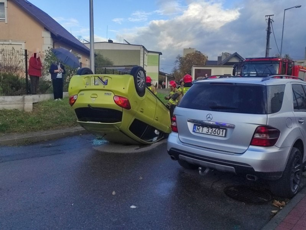 Groźne dachowanie w Tarnobrzegu, kobieta trafiła do szpitala [zdjęcia]