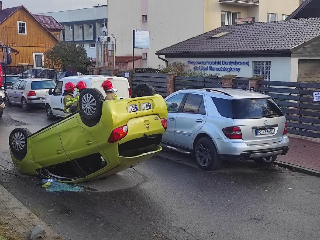 Groźne dachowanie w Tarnobrzegu, kobieta trafiła do szpitala [zdjęcia]