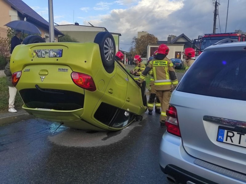 Groźne dachowanie w Tarnobrzegu, kobieta trafiła do szpitala [zdjęcia]