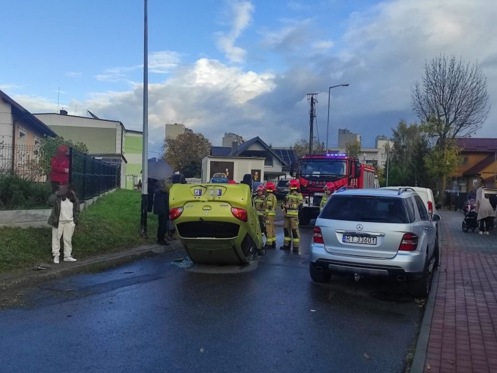 Groźne dachowanie w Tarnobrzegu, kobieta trafiła do szpitala [zdjęcia]