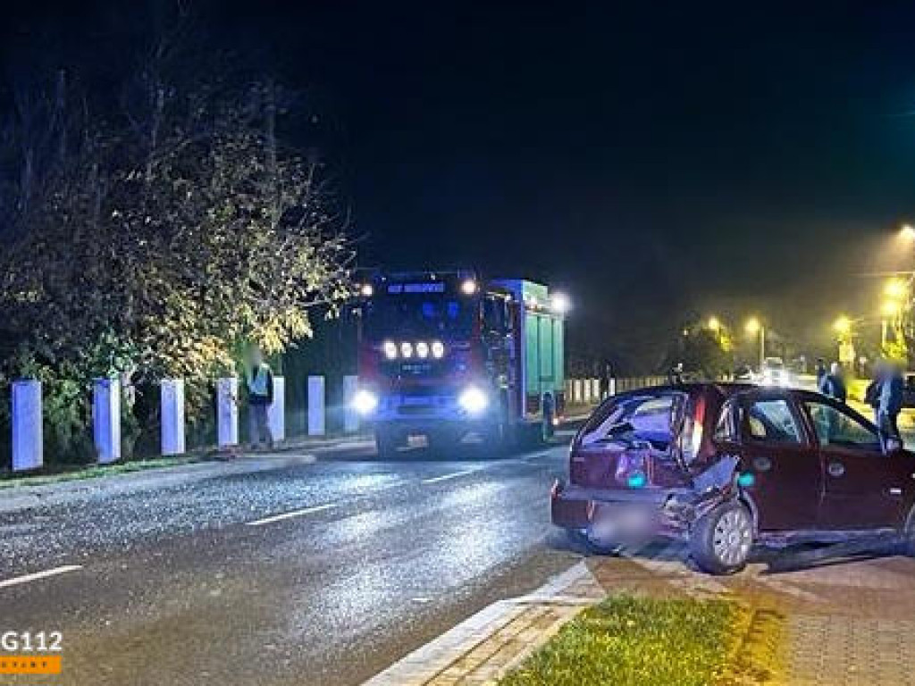 Zderzenie dwóch aut w Tarnobrzegu, jedna osoba trafiła do szpitala [zdjęcia]