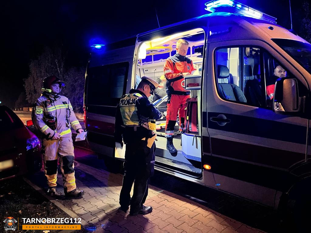 Zderzenie dwóch aut w Tarnobrzegu, jedna osoba trafiła do szpitala [zdjęcia]