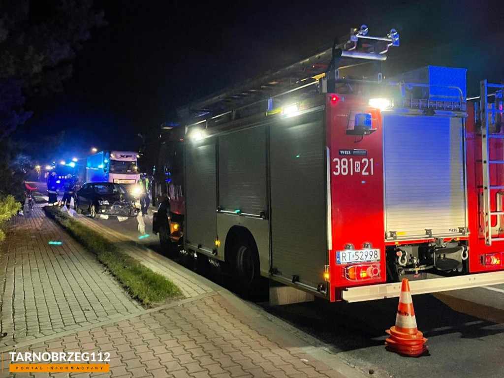 Zderzenie dwóch aut w Tarnobrzegu, jedna osoba trafiła do szpitala [zdjęcia]
