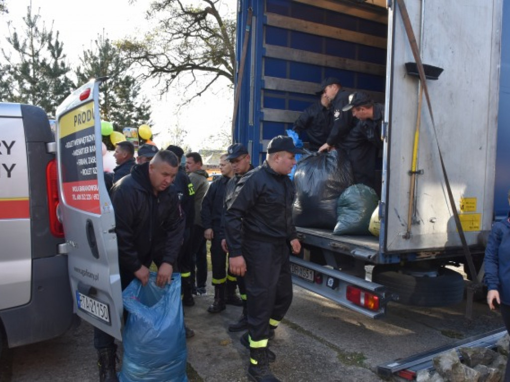 Awantura pod stadionem w Tarnobrzegu. Kibice z Olsztyna zaatakowali fanów Siarki [zdjęcia]