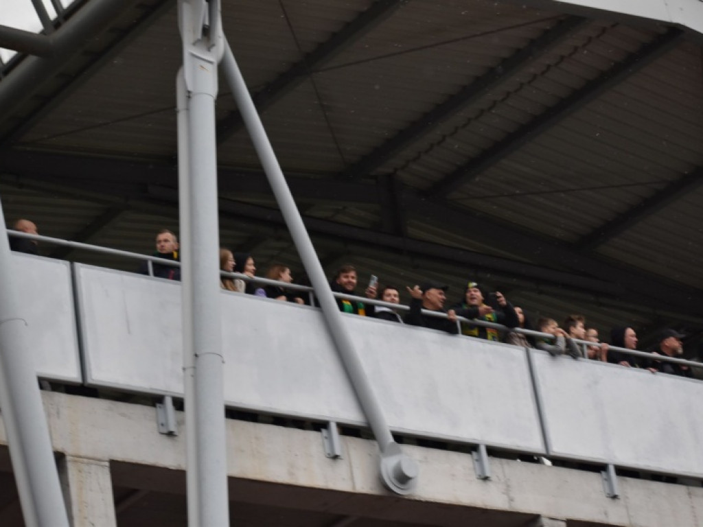 Awantura pod stadionem w Tarnobrzegu. Kibice z Olsztyna zaatakowali fanów Siarki [zdjęcia]