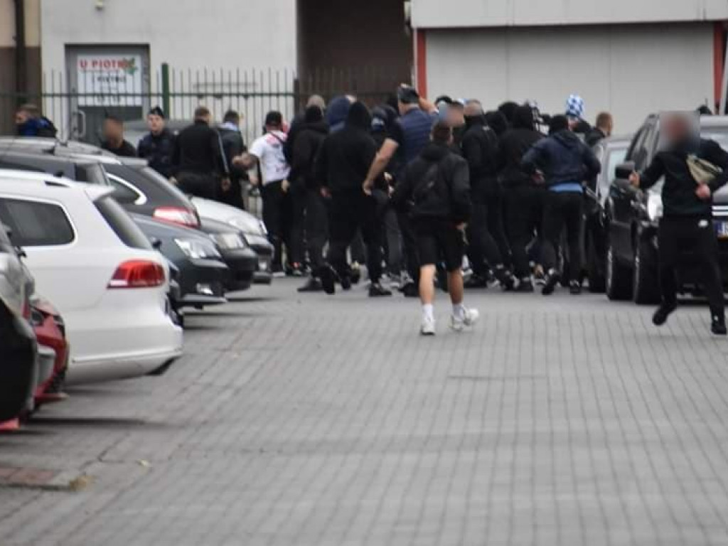 Awantura pod stadionem w Tarnobrzegu. Kibice z Olsztyna zaatakowali fanów Siarki [zdjęcia]