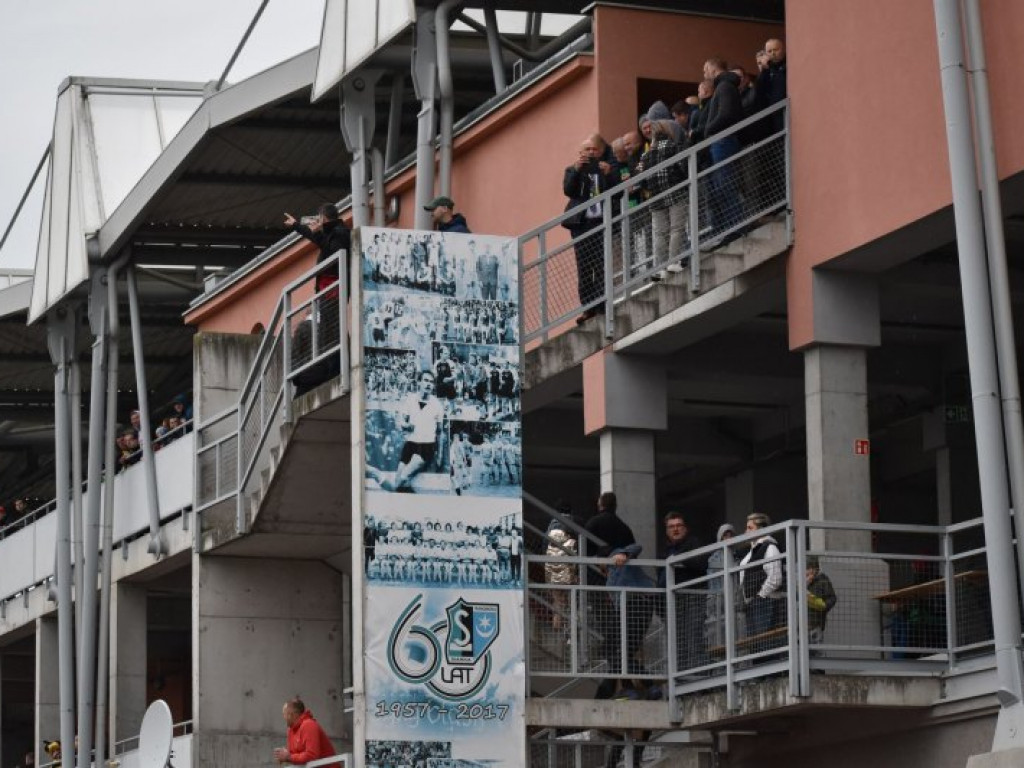 Awantura pod stadionem w Tarnobrzegu. Kibice z Olsztyna zaatakowali fanów Siarki [zdjęcia]